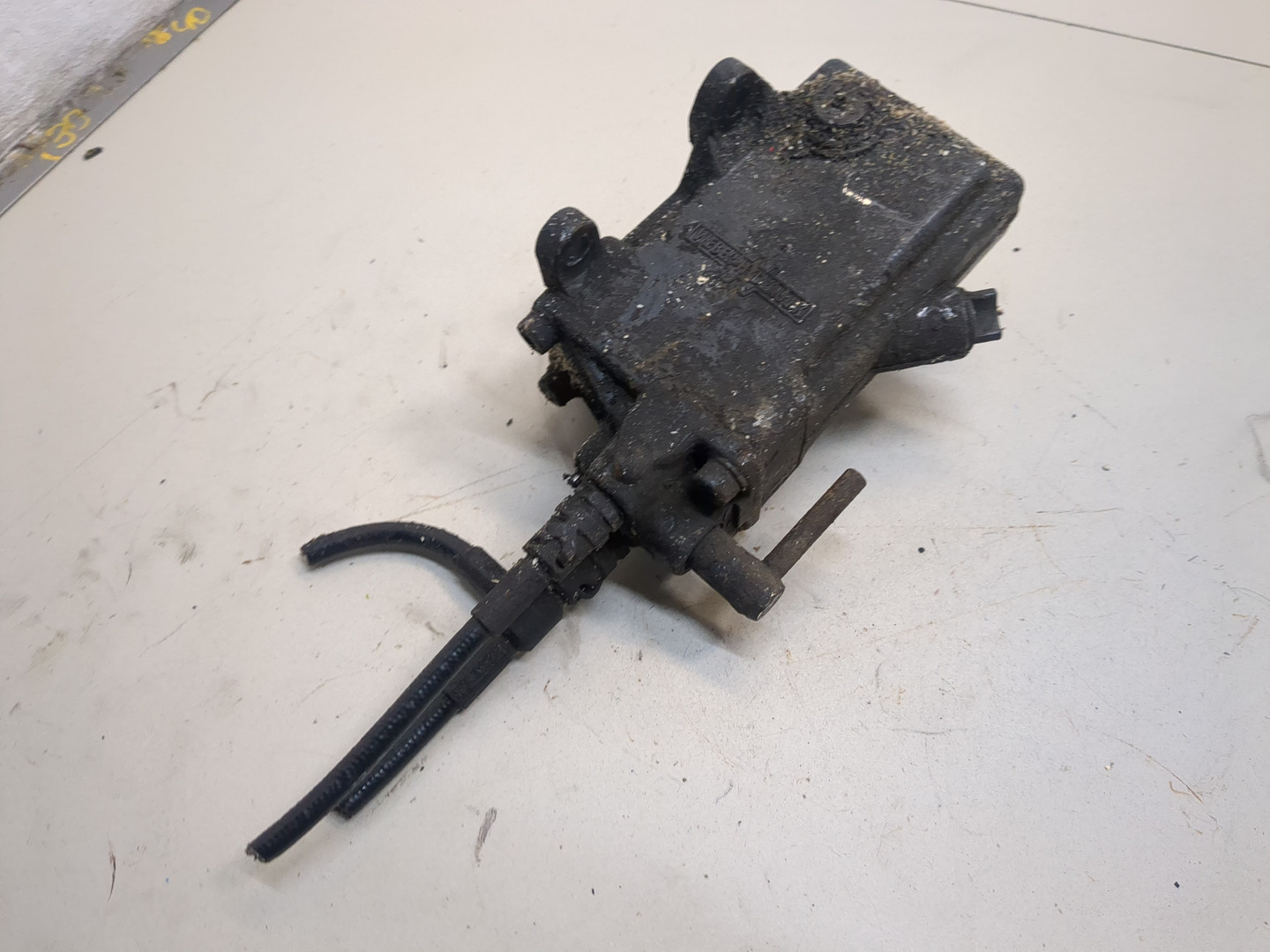 Насос подъема кабины