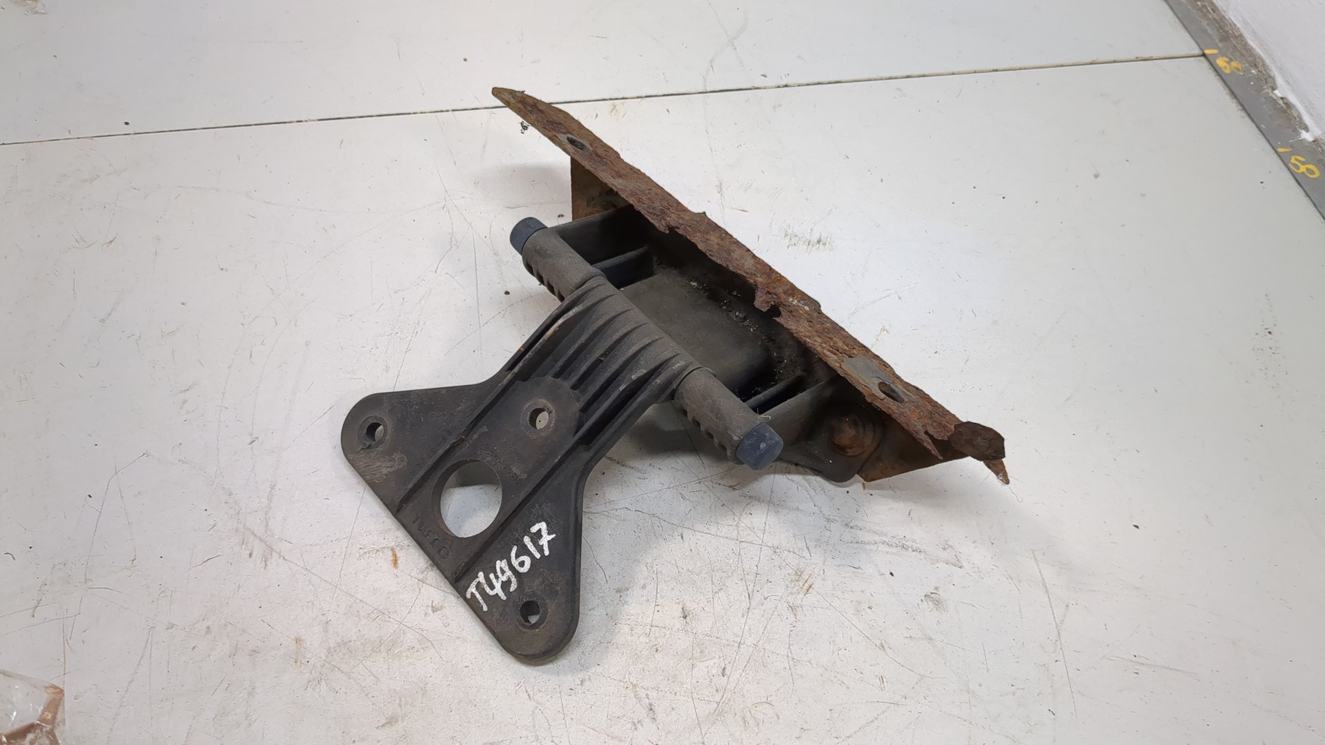 Петля капота