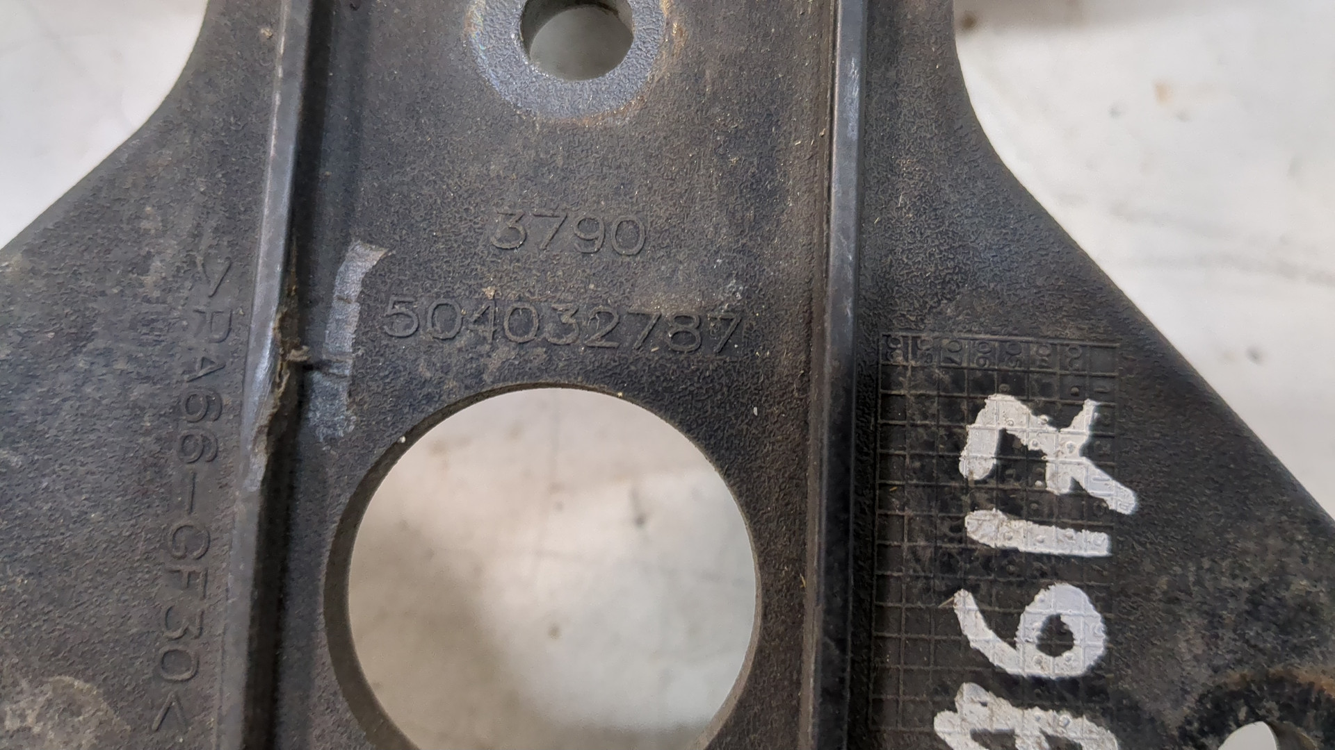 Петля капота