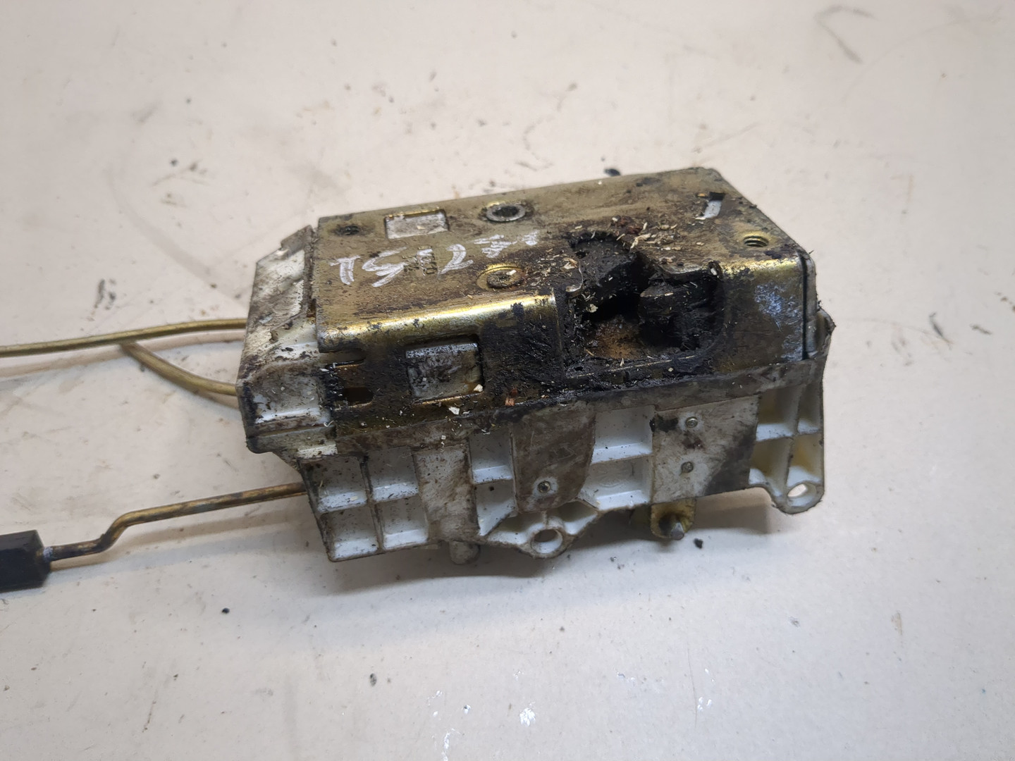 Замок двери передней левой