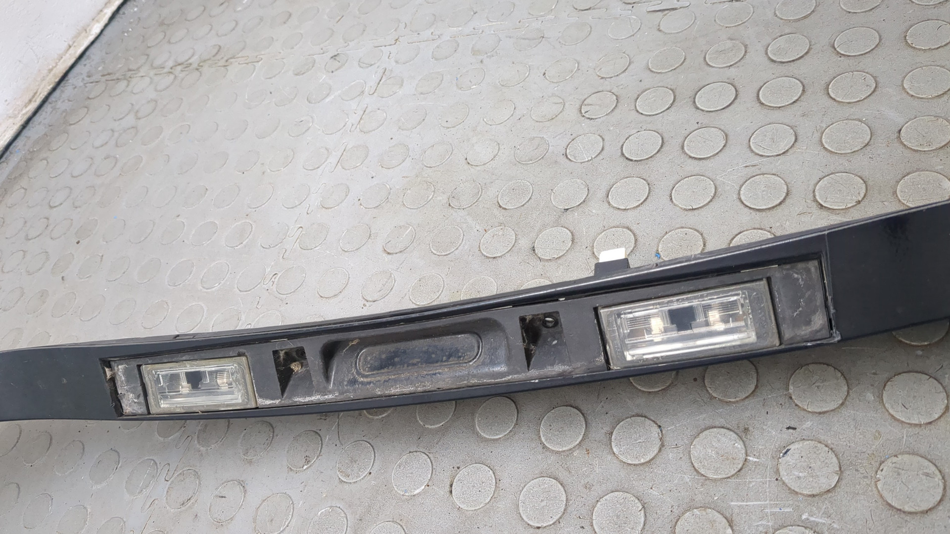 Фонарь подсветки номера