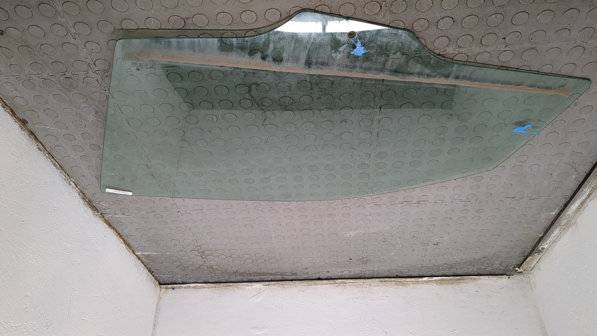 Стекло двери передней левой