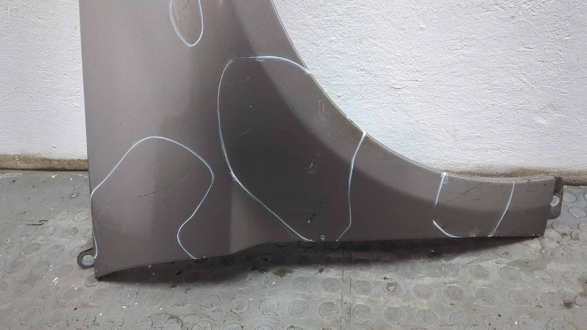 Крыло переднее правое