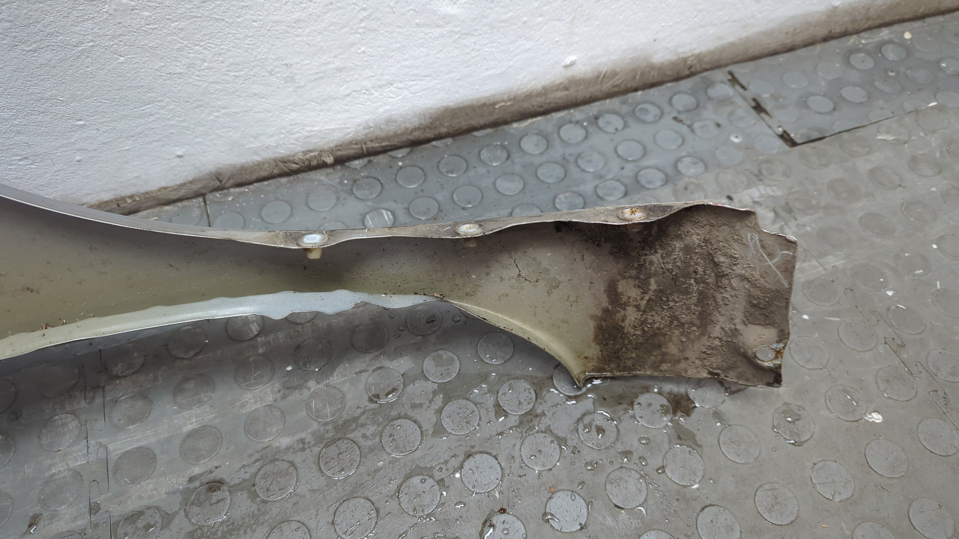 Крыло переднее левое