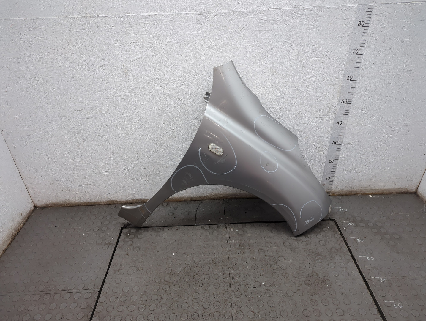 Крыло переднее правое