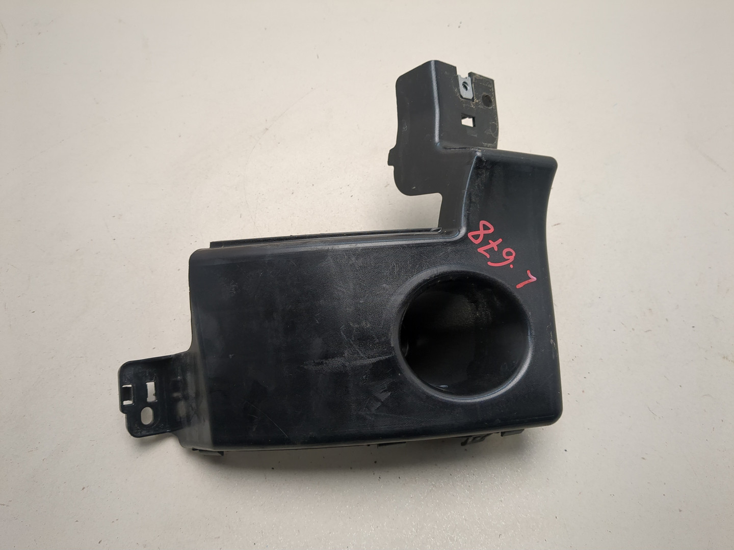 Кронштейн заднего бампера правый