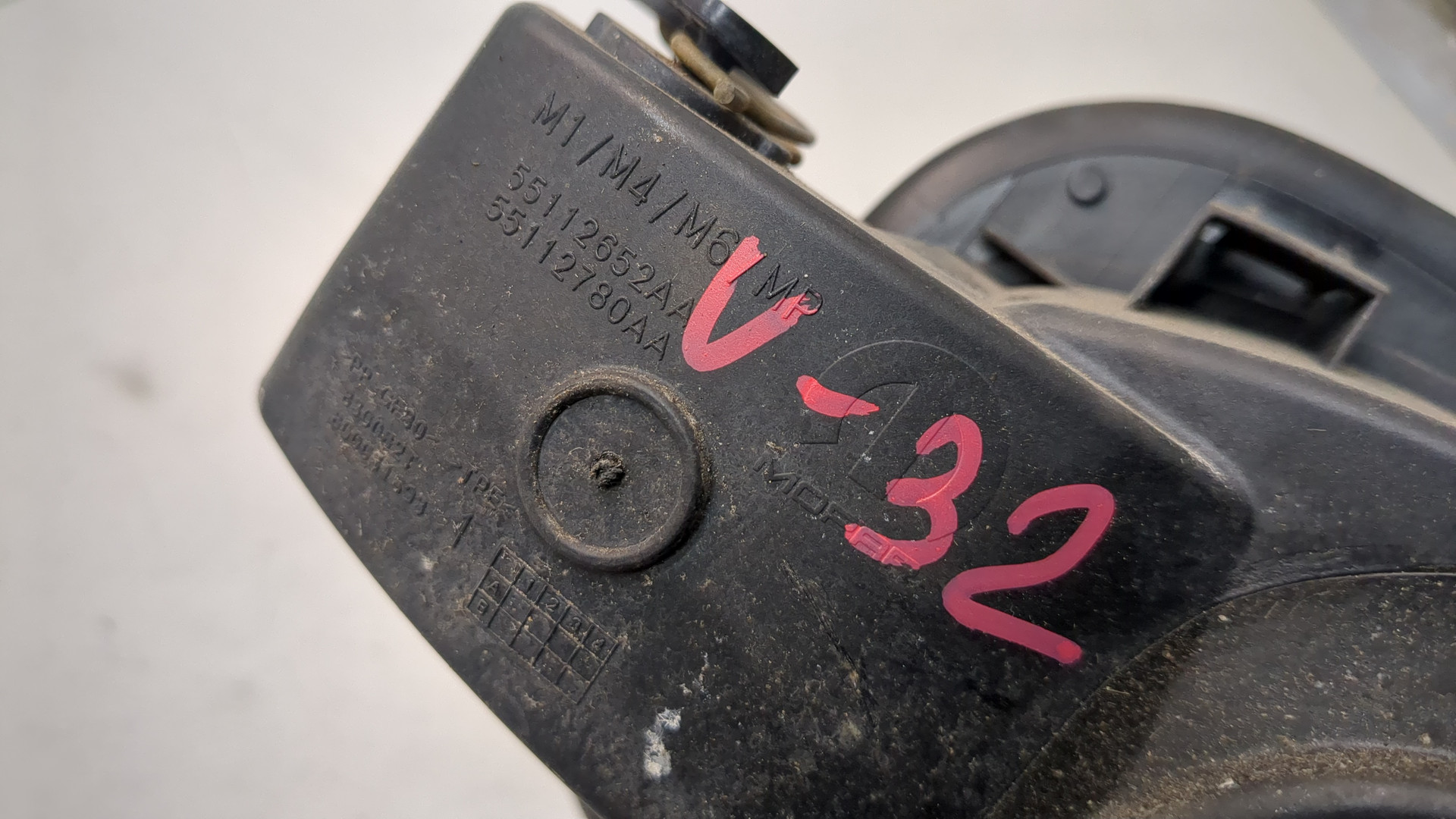 Лючок бензобака