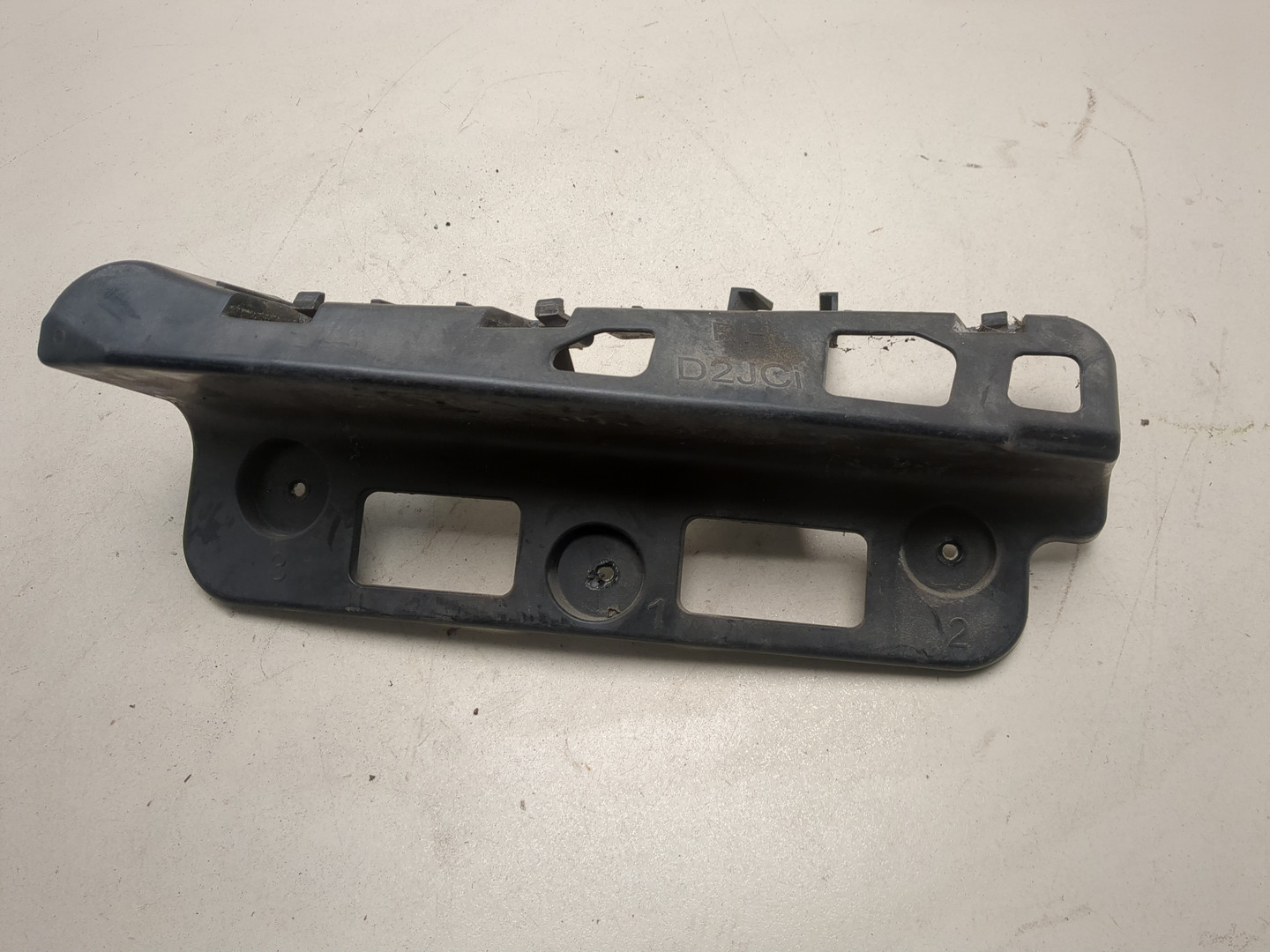 Кронштейн заднего бампера правый