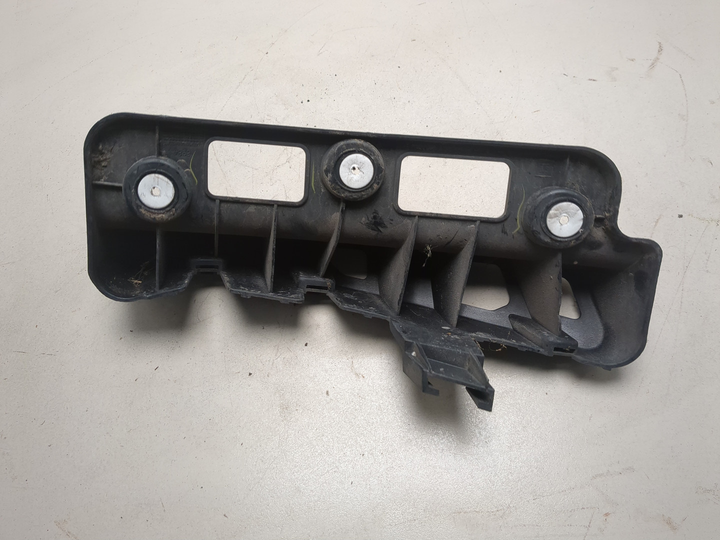 Кронштейн заднего бампера правый