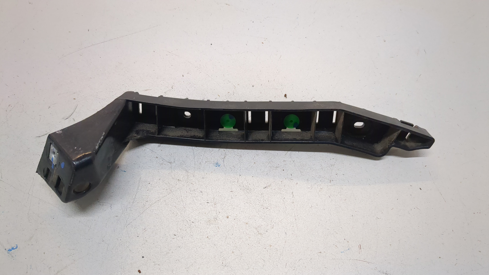 Кронштейн заднего бампера правый