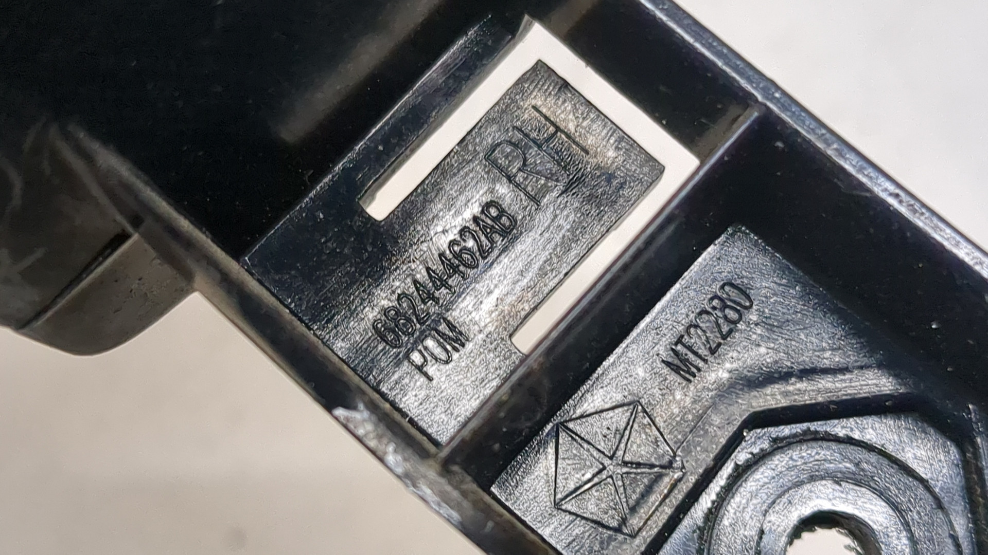 Кронштейн заднего бампера правый