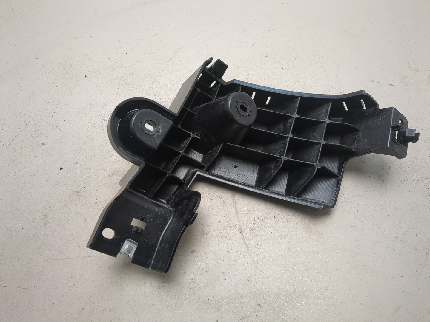 Кронштейн заднего бампера левый