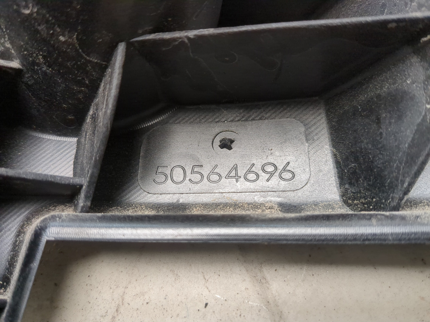 Кронштейн заднего бампера левый