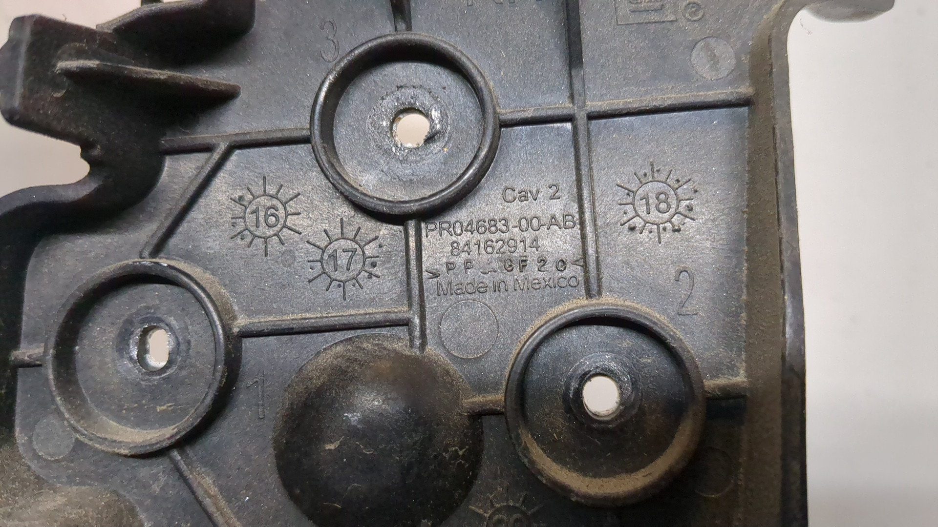 Кронштейн заднего бампера правый