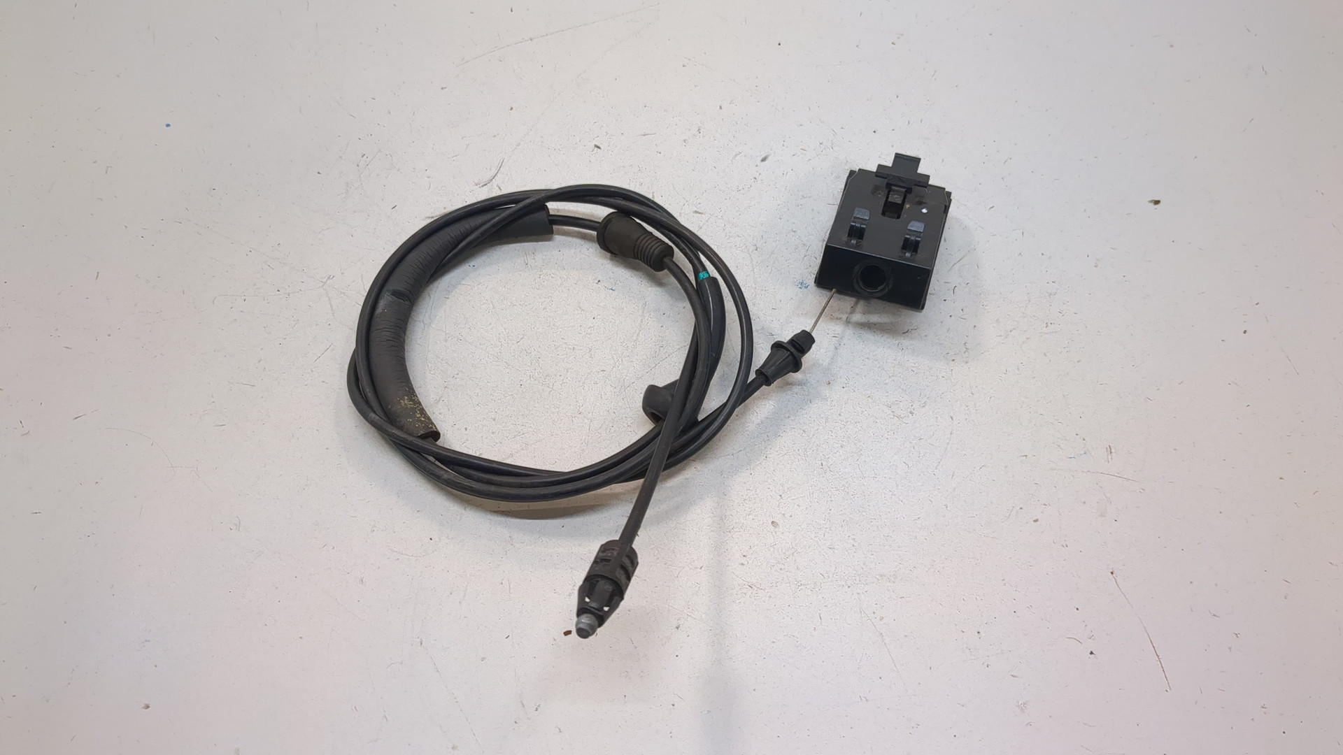 Ручка открывания капота