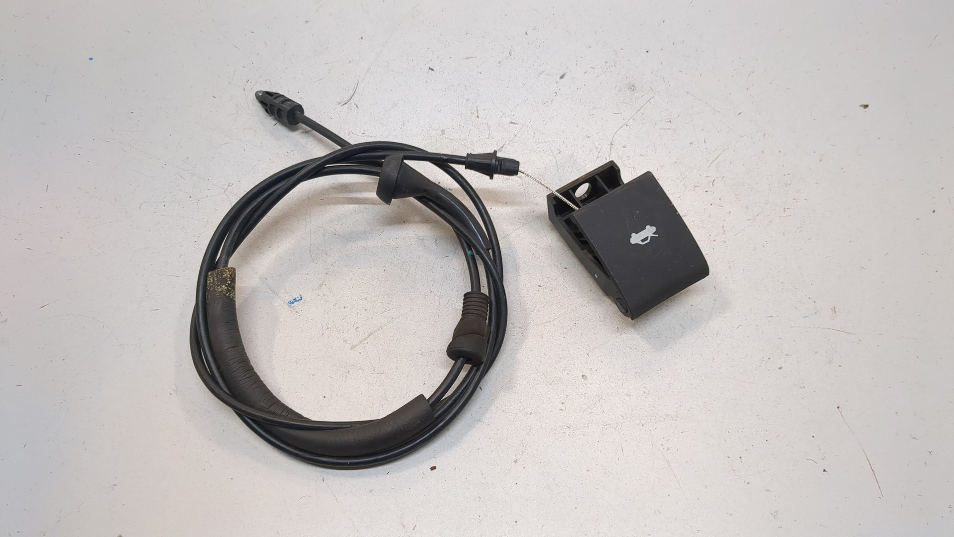 Ручка открывания капота