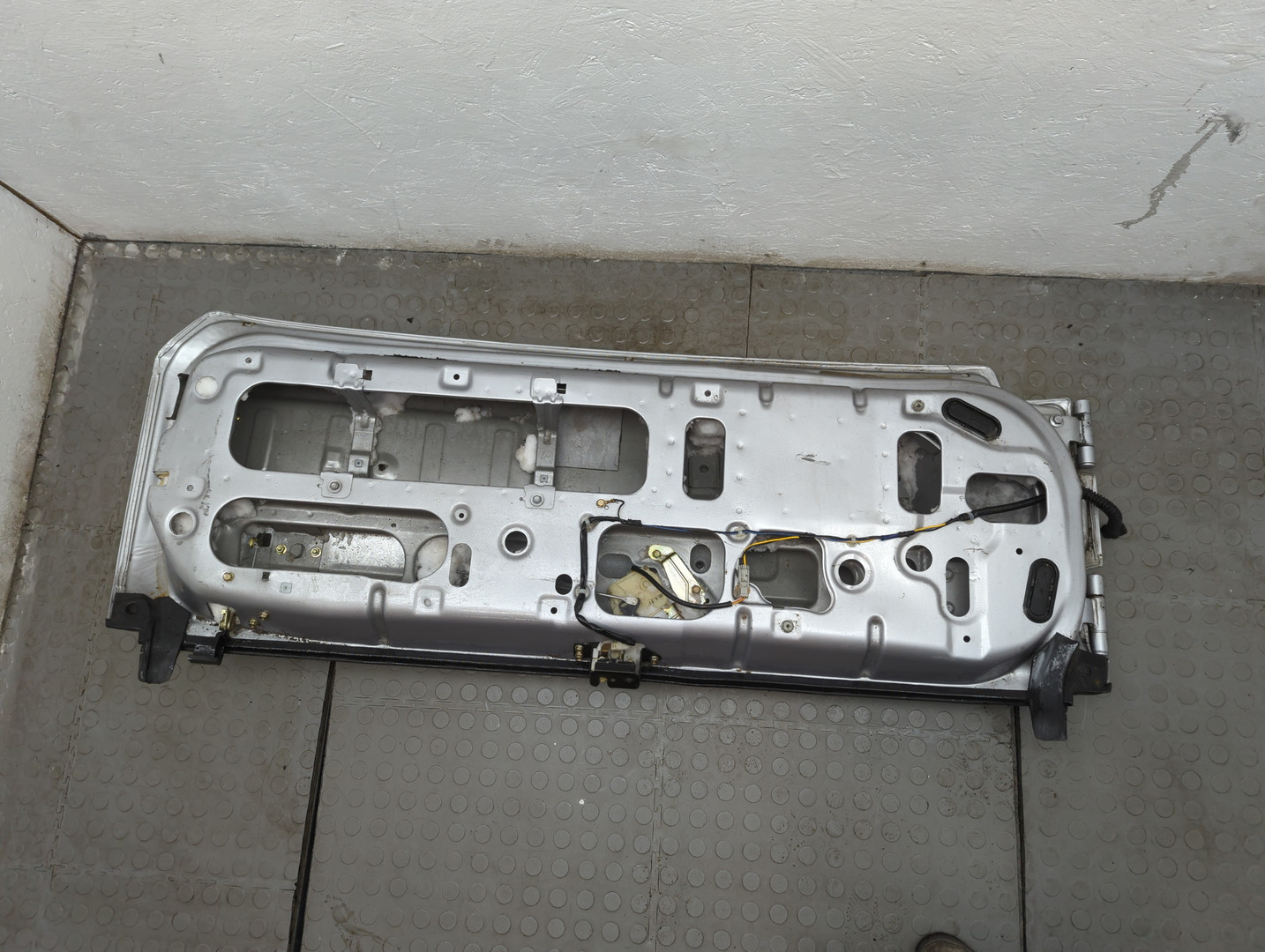 Дверь багажника