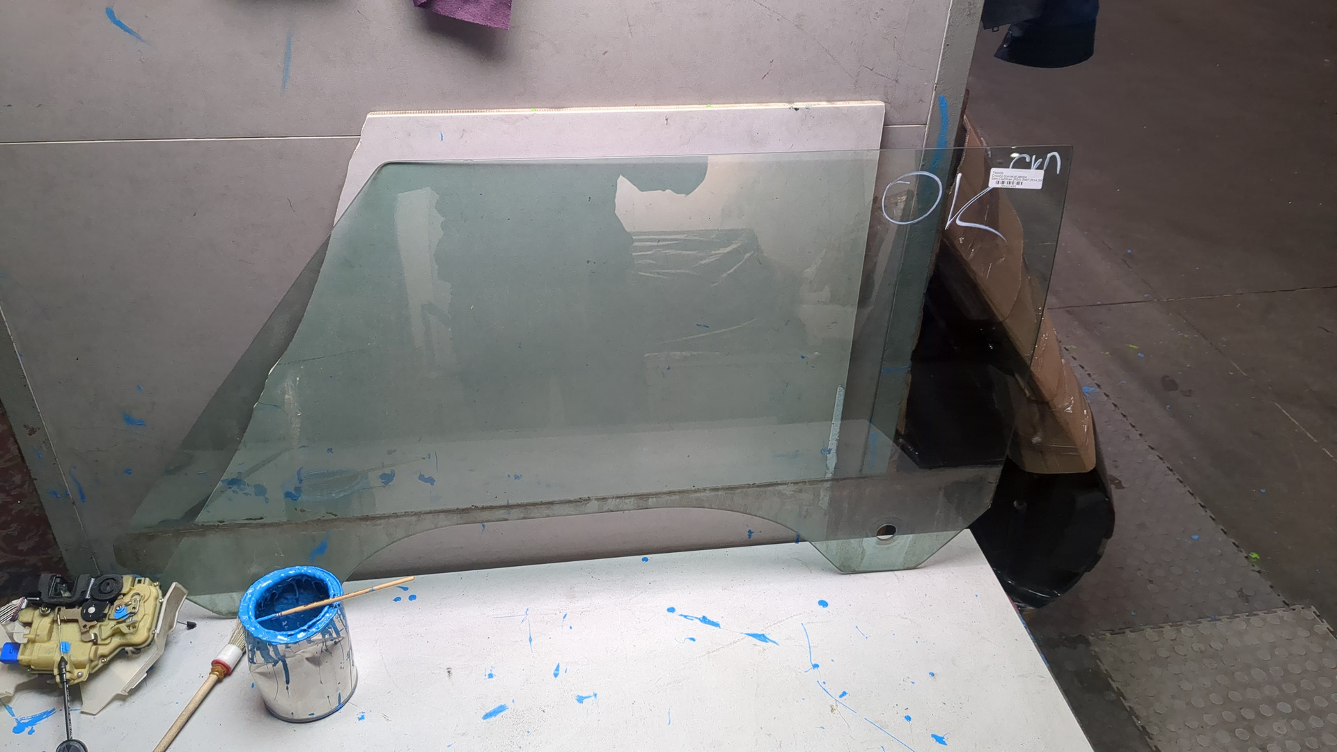 Стекло двери передней левой