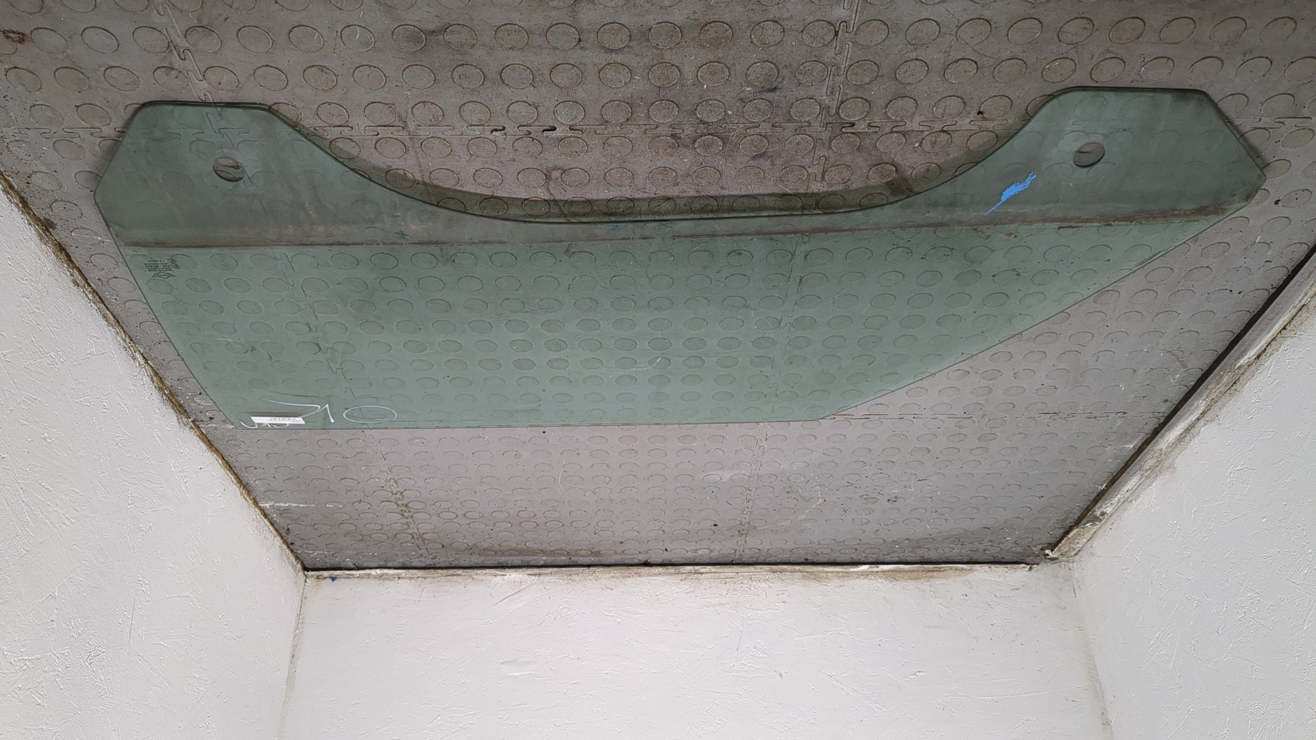 Стекло двери передней левой