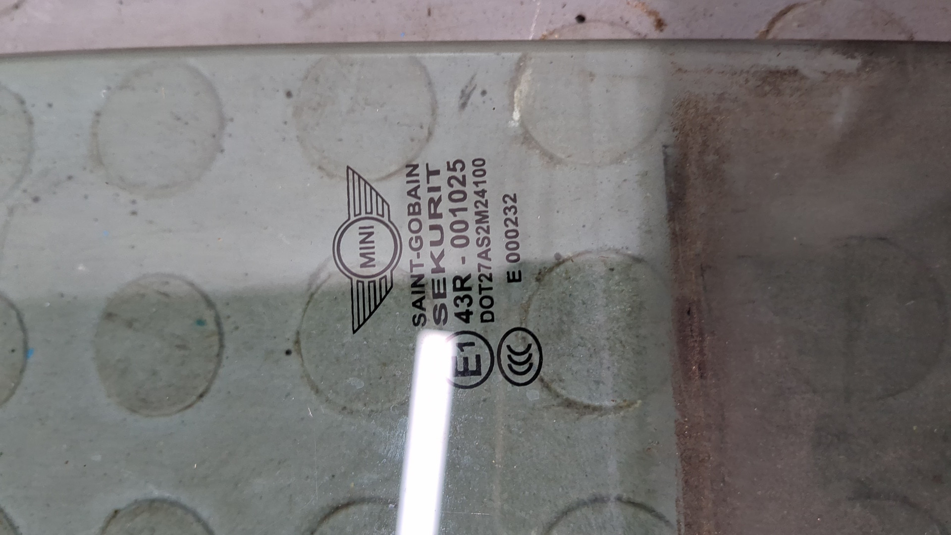 Стекло двери передней левой