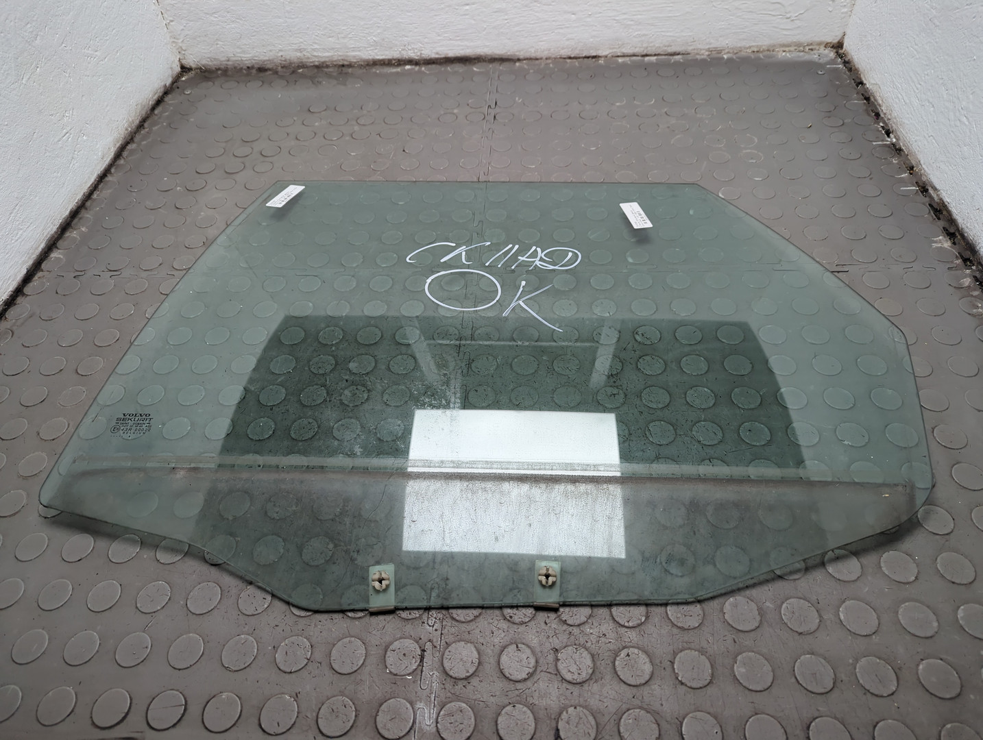 Стекло двери задней левой