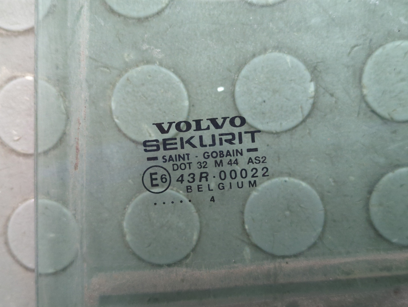 Стекло двери задней левой