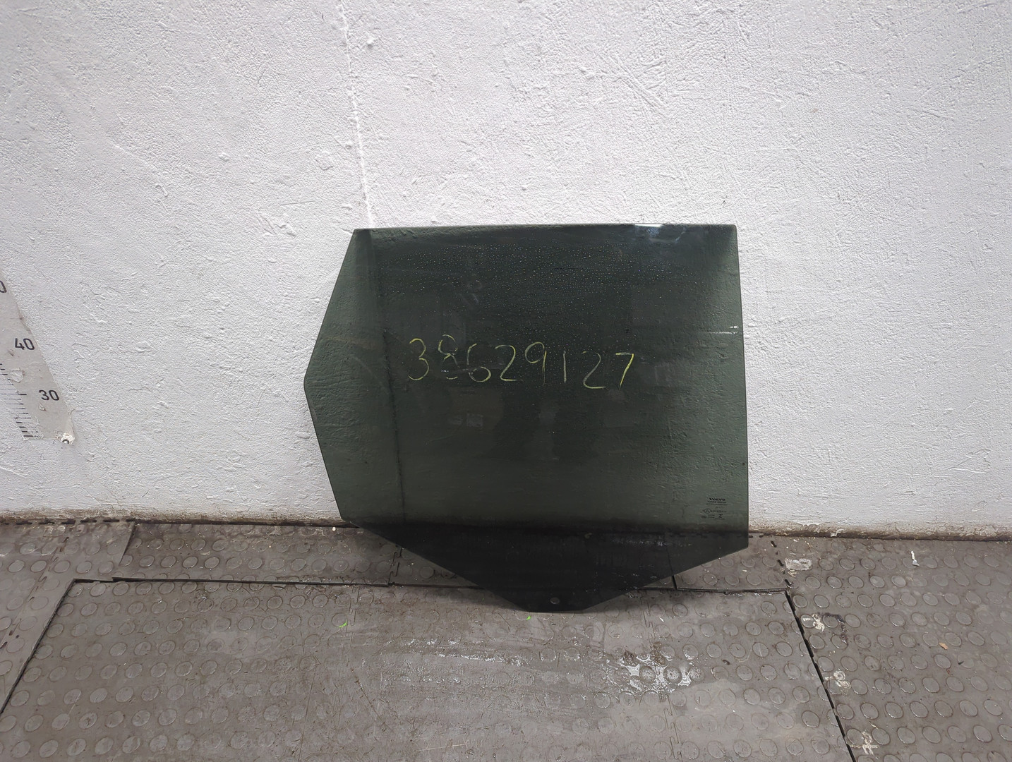 Стекло двери задней правой