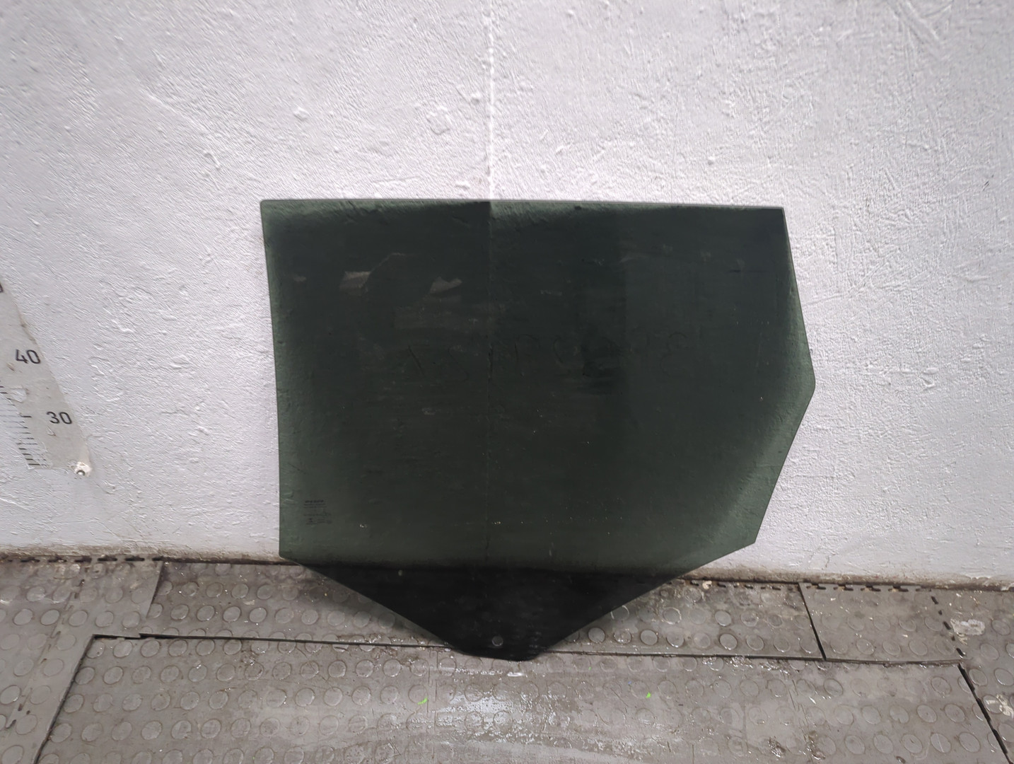 Стекло двери задней правой