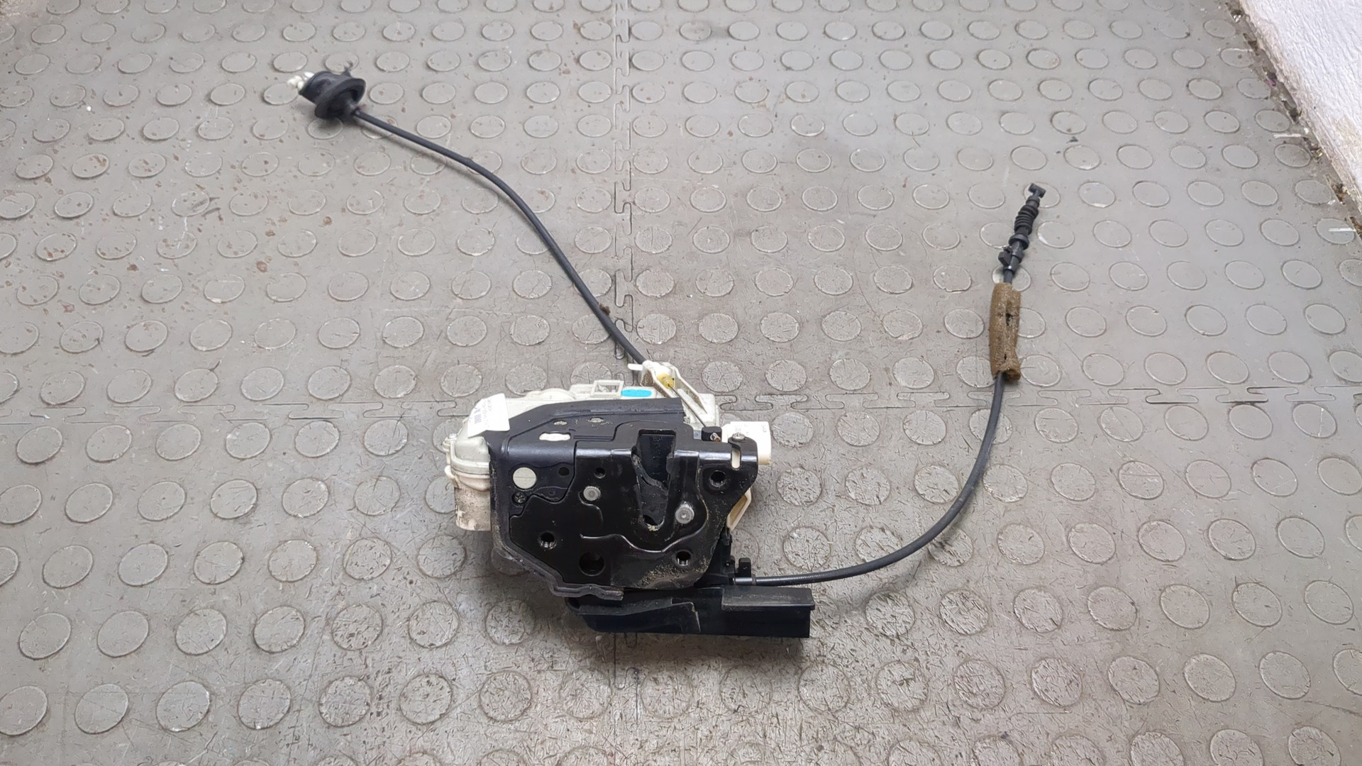 Замок двери передней левой