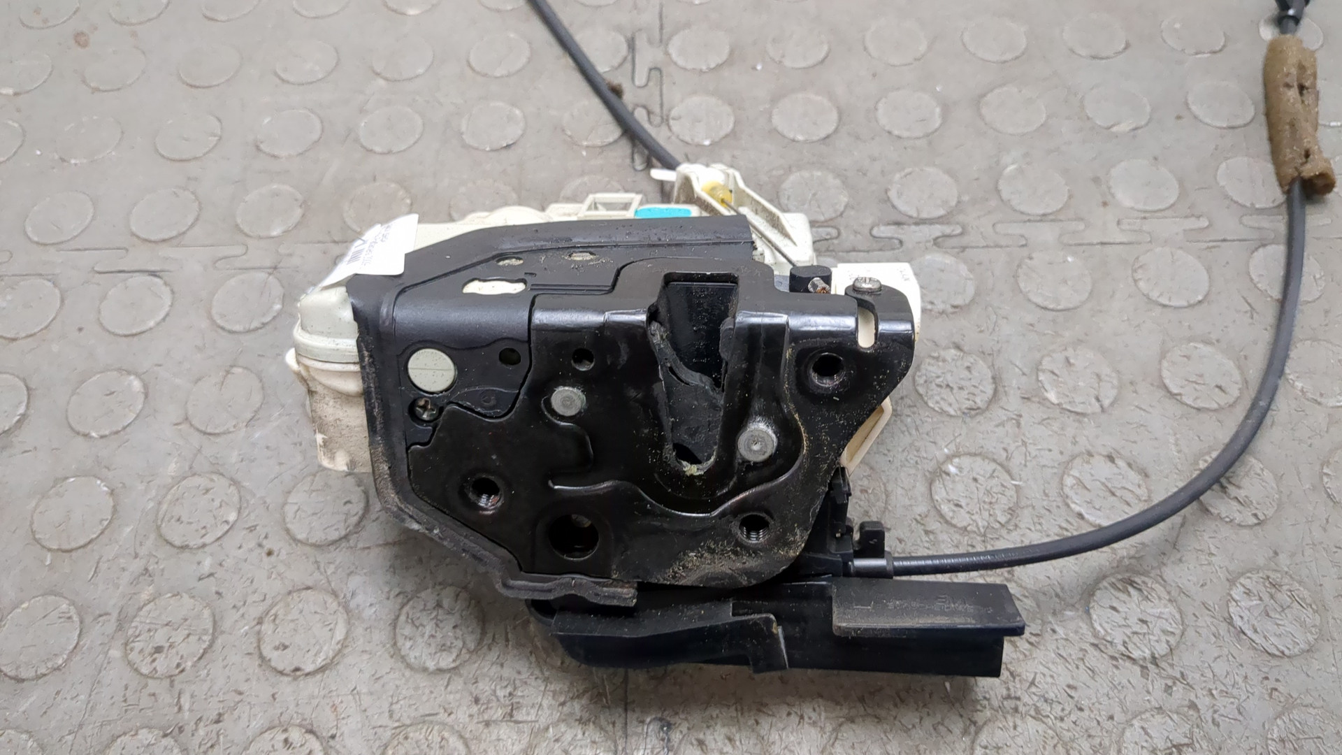 Замок двери передней левой