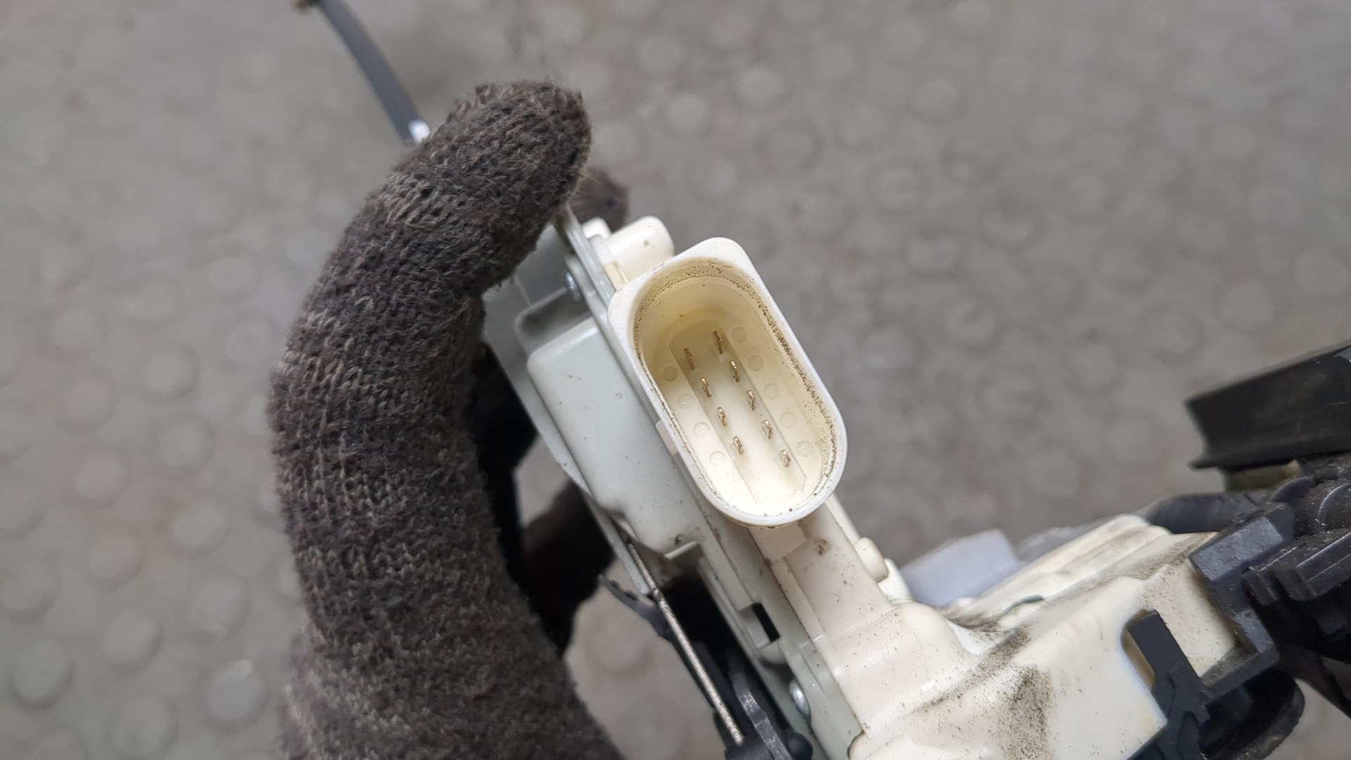 Замок двери передней левой