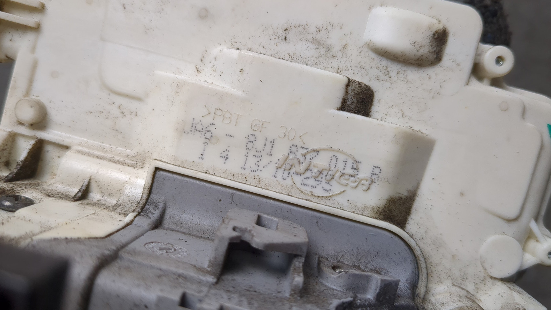 Замок двери передней левой