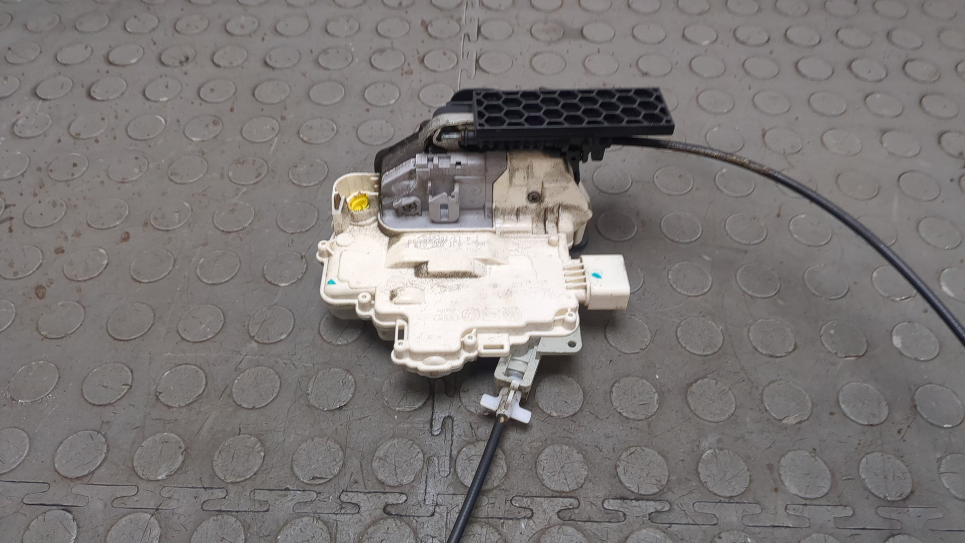 Замок двери передней левой