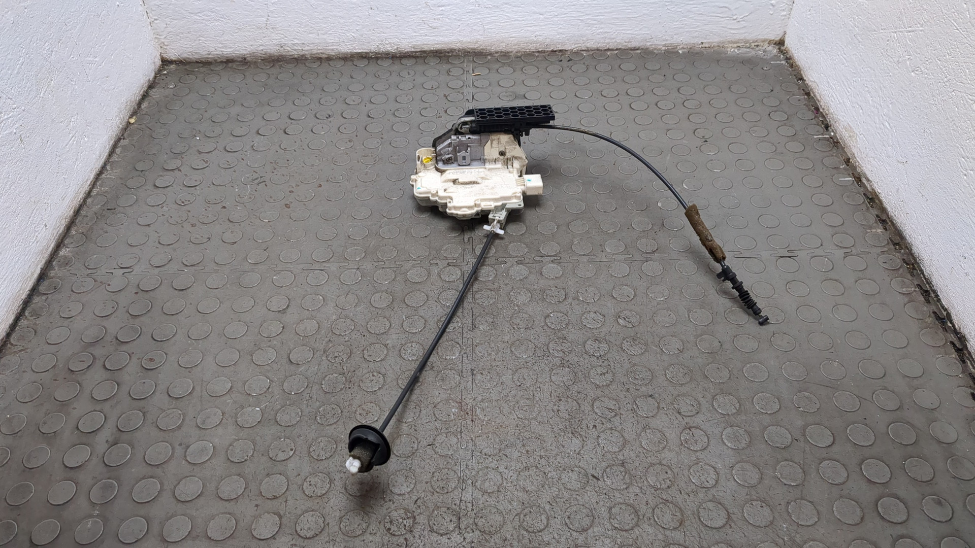 Замок двери передней левой