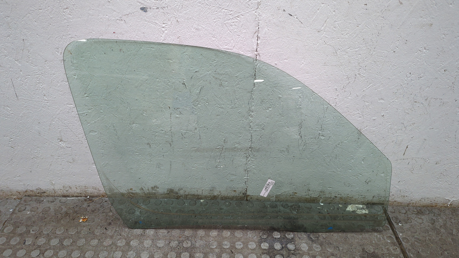 Стекло двери передней правой