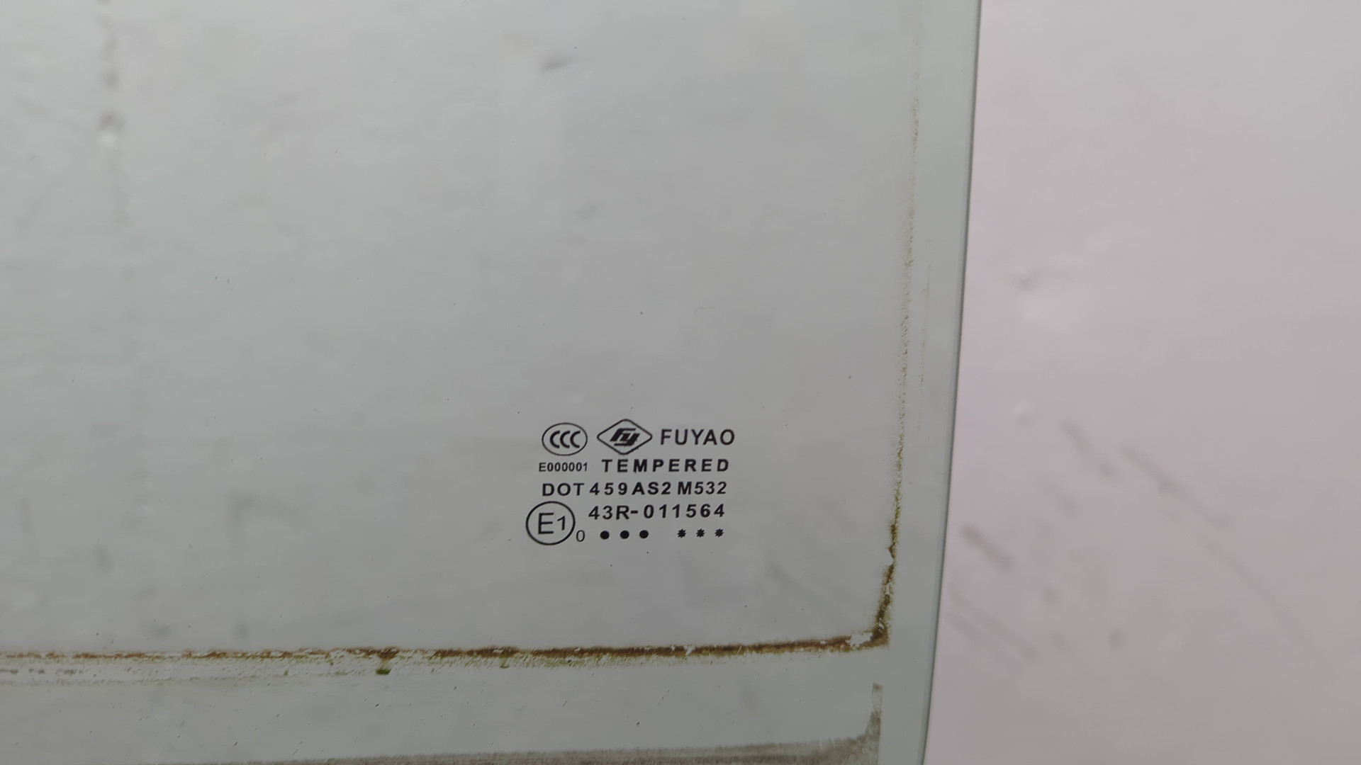 Стекло двери передней правой