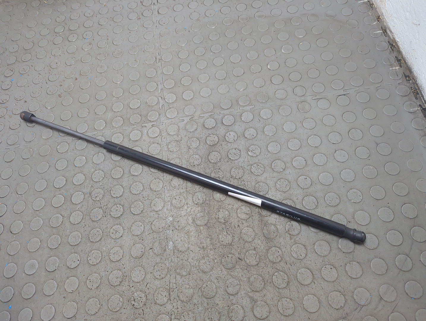 Амортизатор крышки багажника