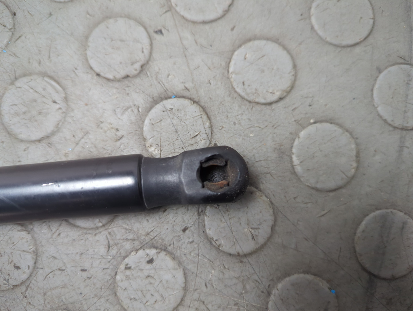 Амортизатор крышки багажника