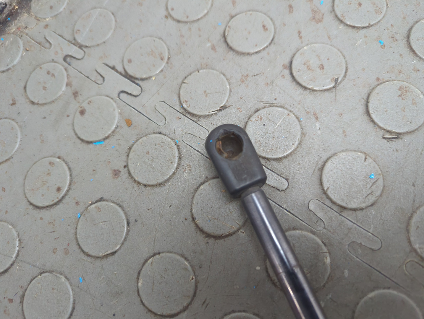 Амортизатор крышки багажника