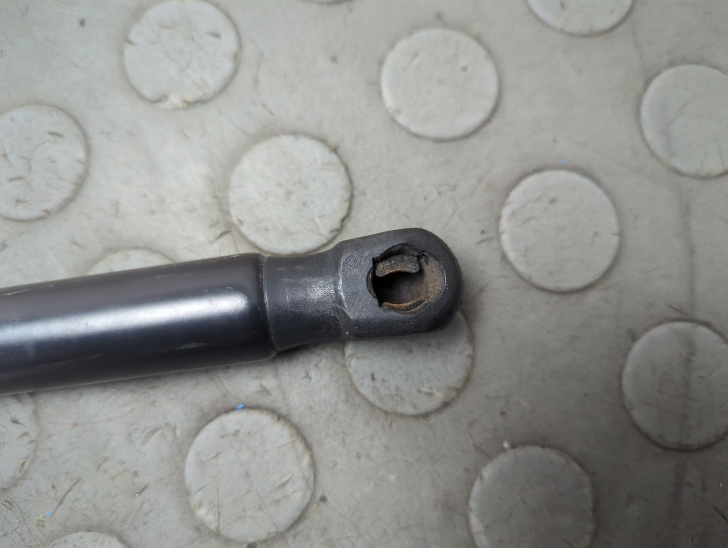 Амортизатор крышки багажника