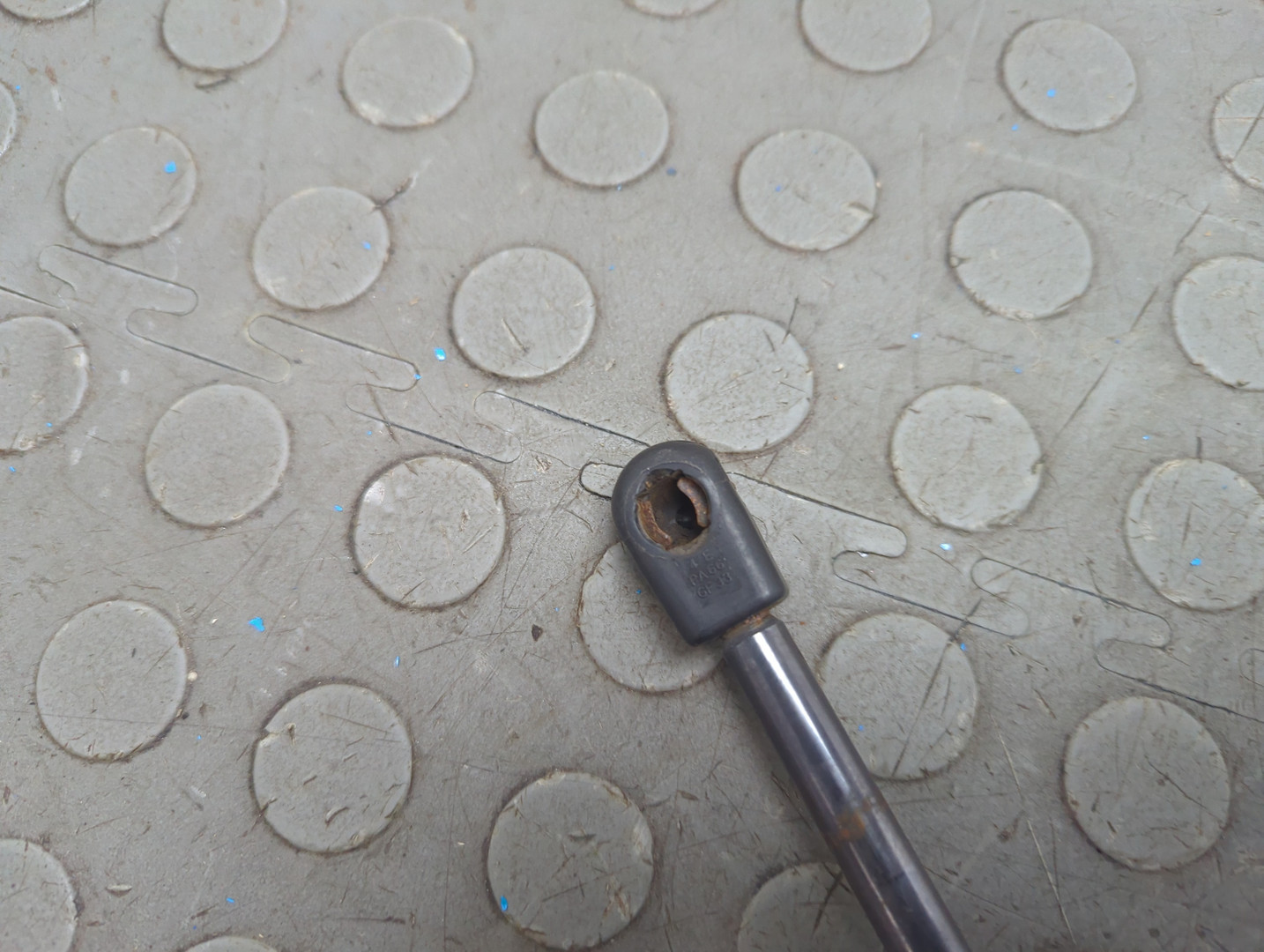 Амортизатор крышки багажника