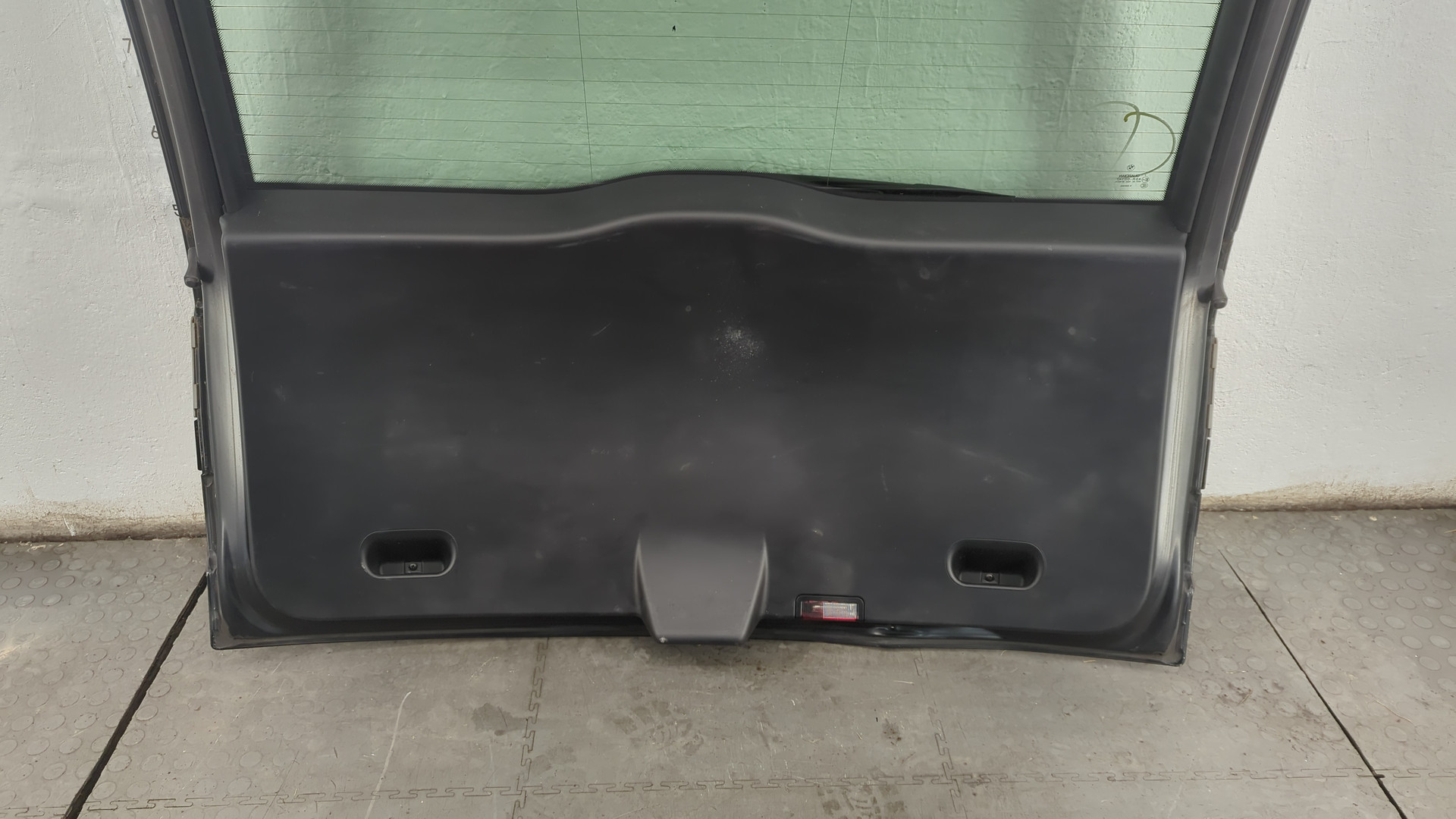 Дверь багажника