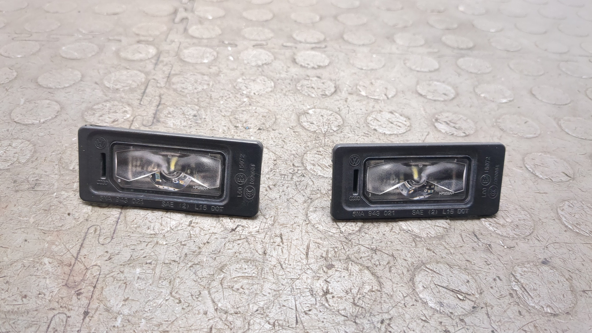 Фонарь подсветки номера