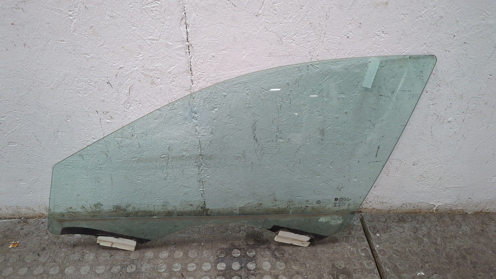 Стекло двери передней левой