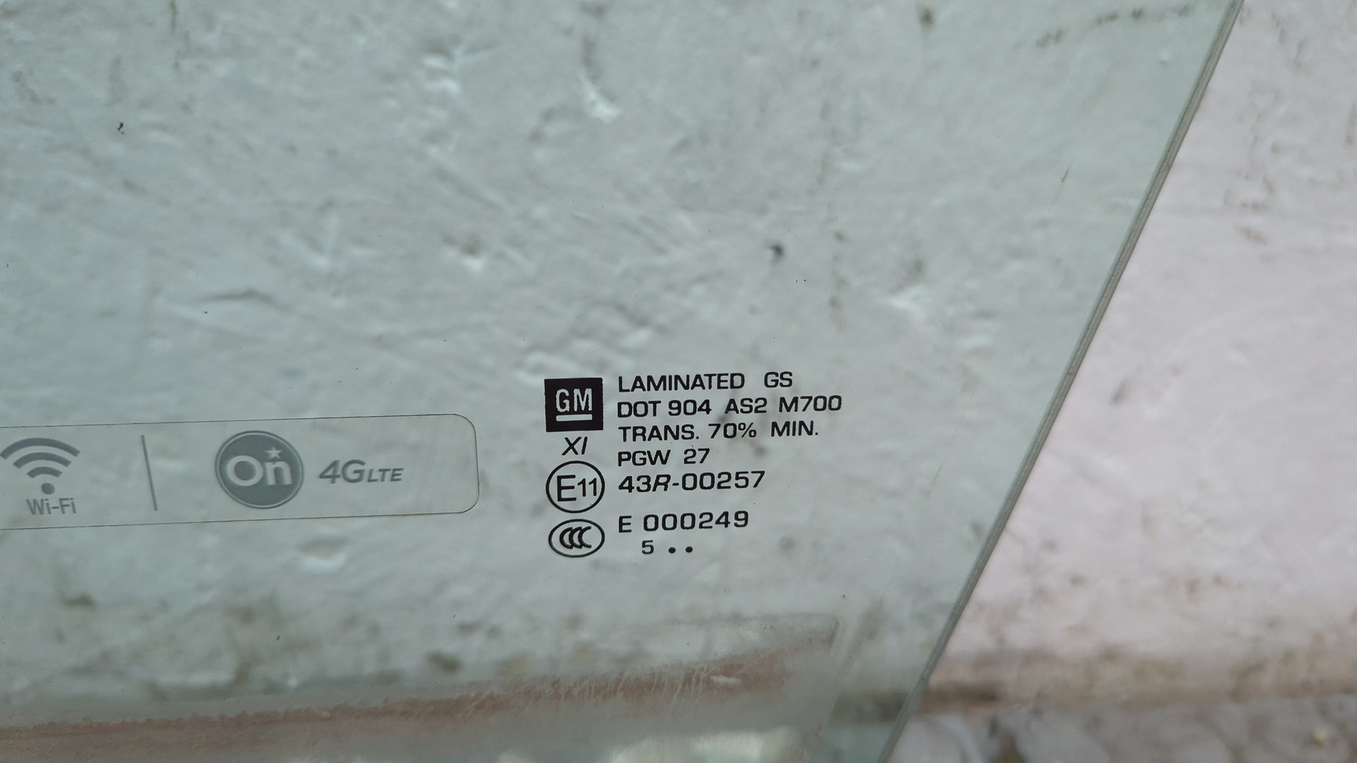 Стекло двери передней левой