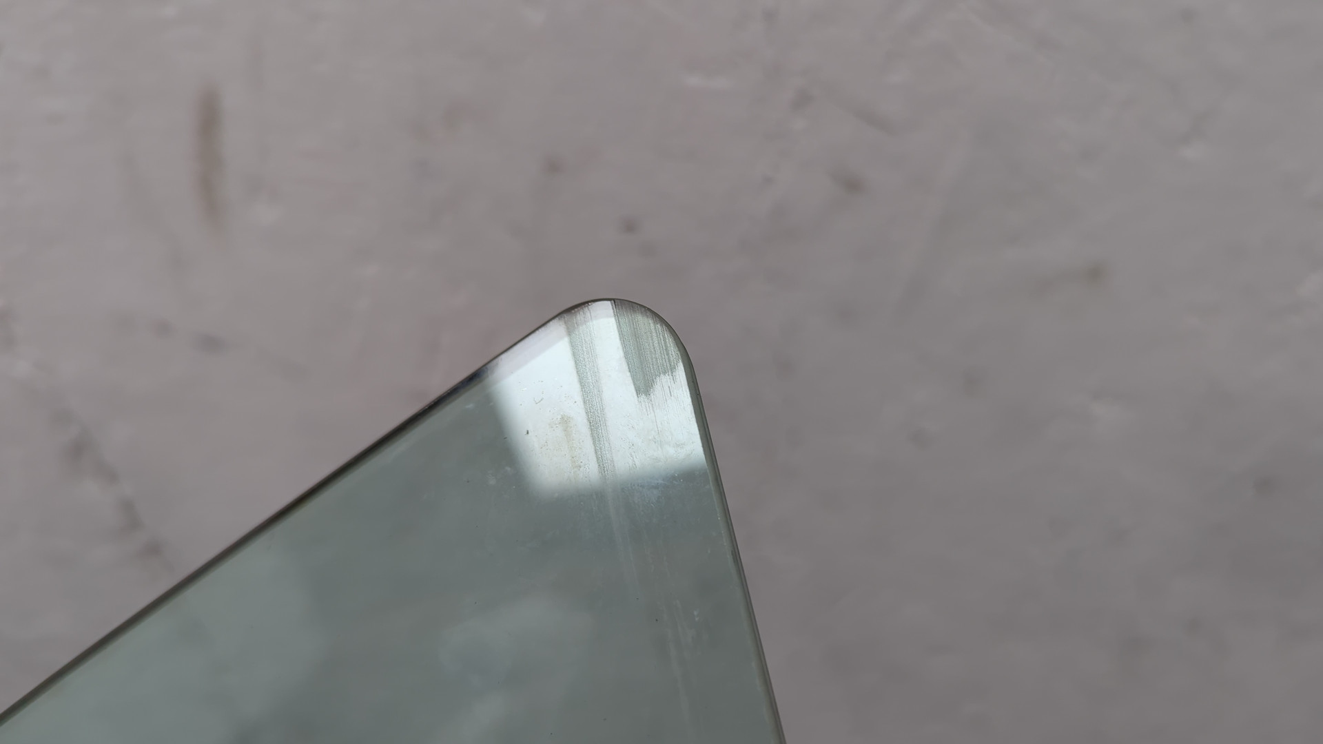 Стекло двери передней левой