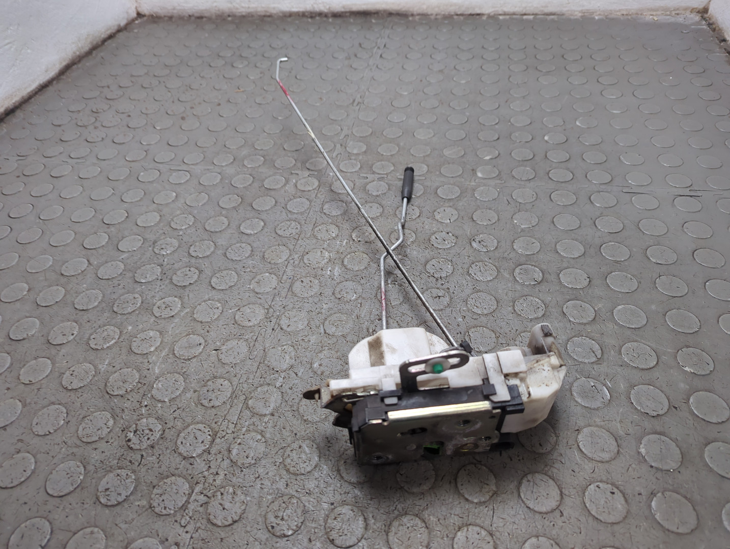 Замок двери передней правой