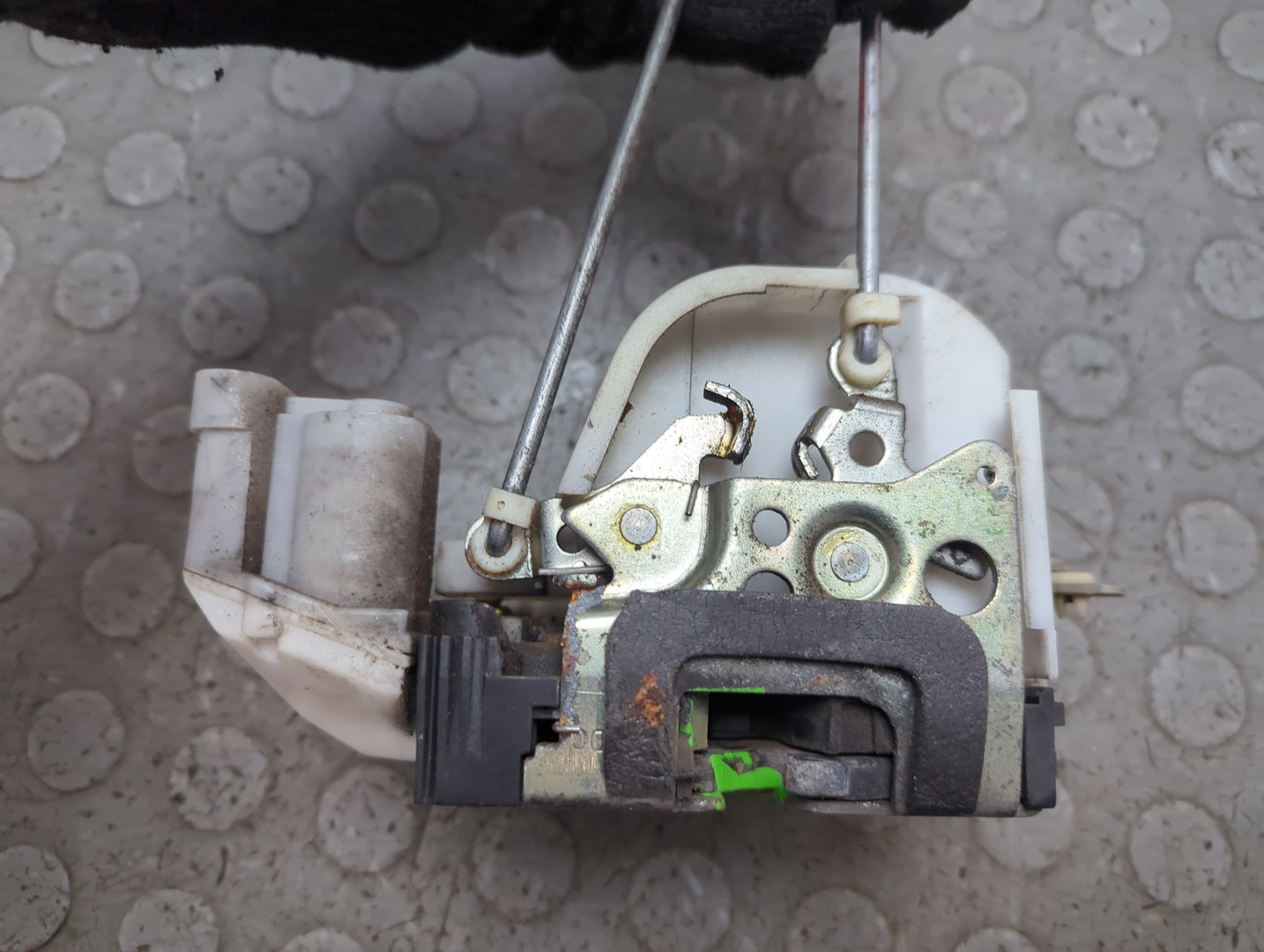 Замок двери передней правой