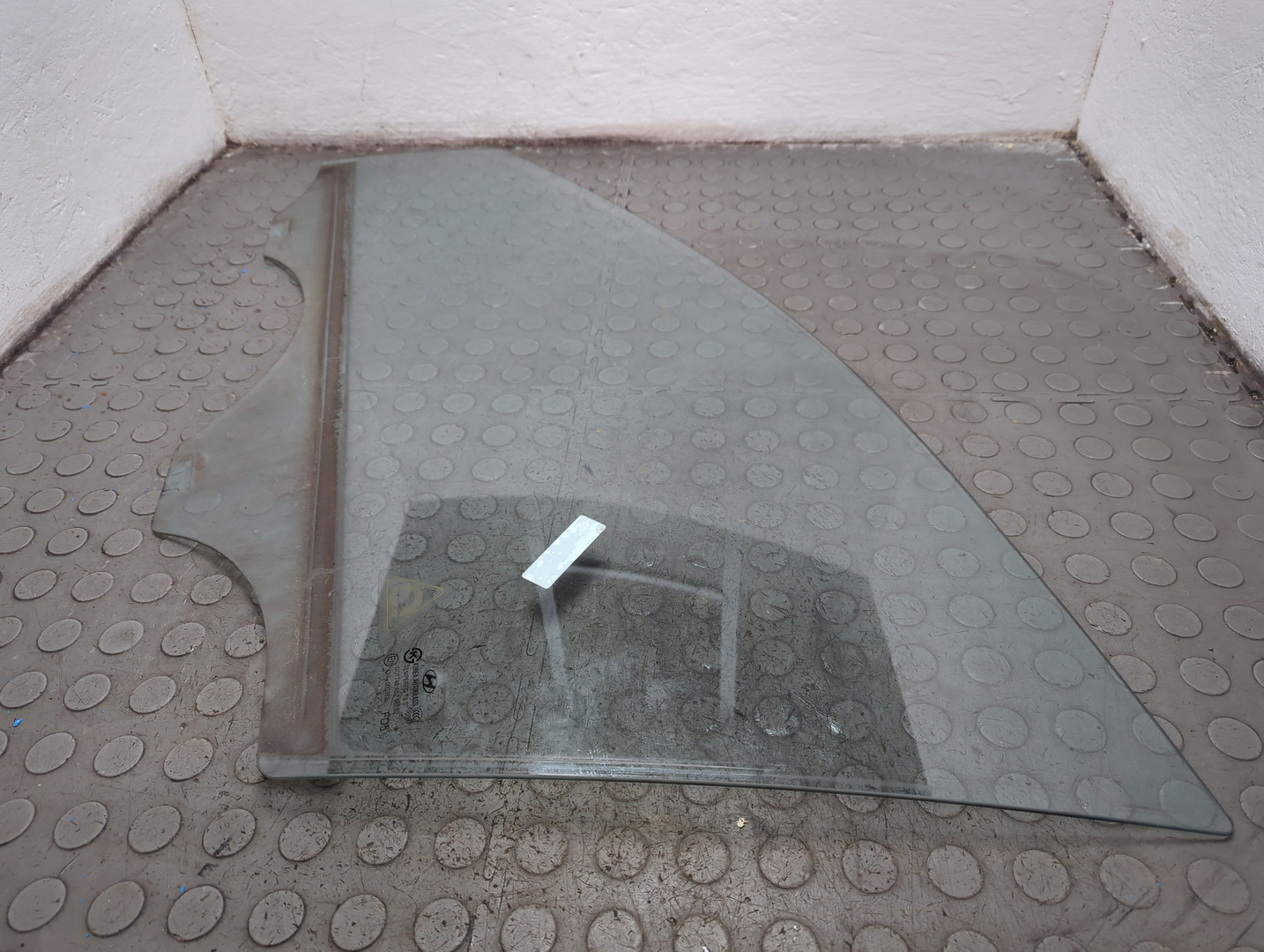 Стекло двери передней левой