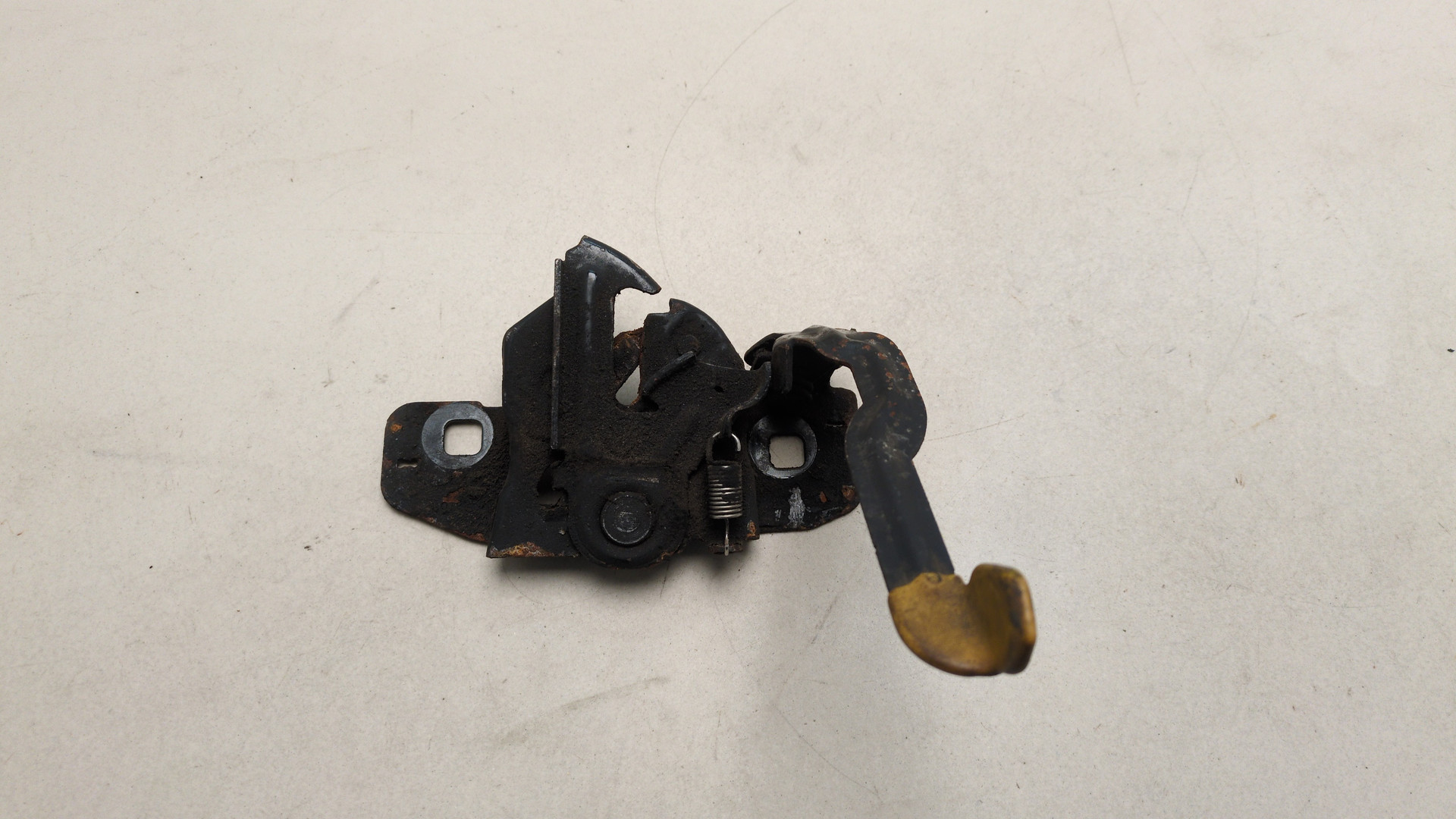 Замок капота